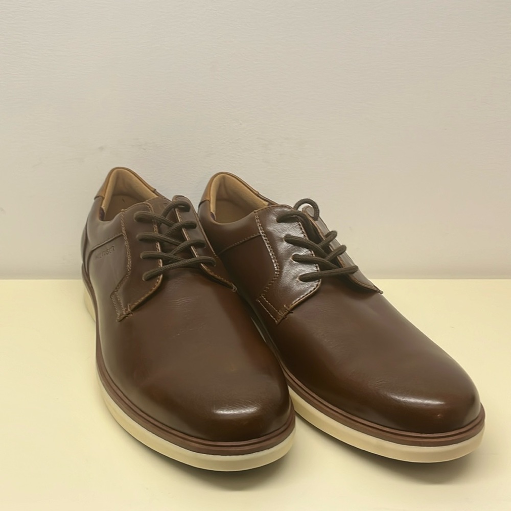 Tommy Hilfiger Brown Sleek Leather Casual Dress Shoes Men’s Size 9 (NWOT)